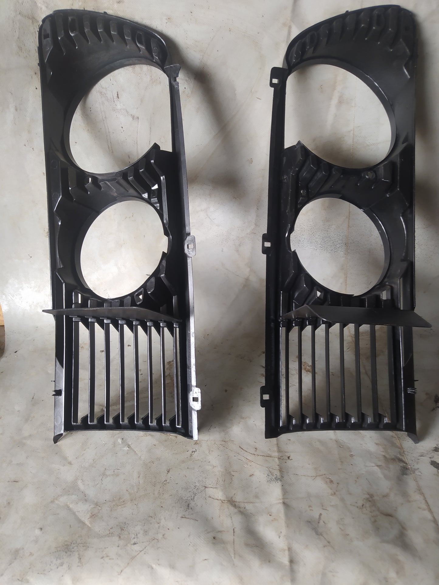 BMW E34 REJILLAS IZQ. DER. 51131874646 51131874645