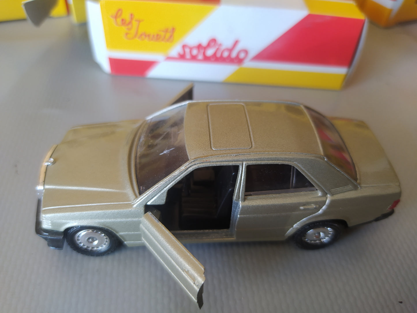 MERCEDES 190,108 escala 1/43