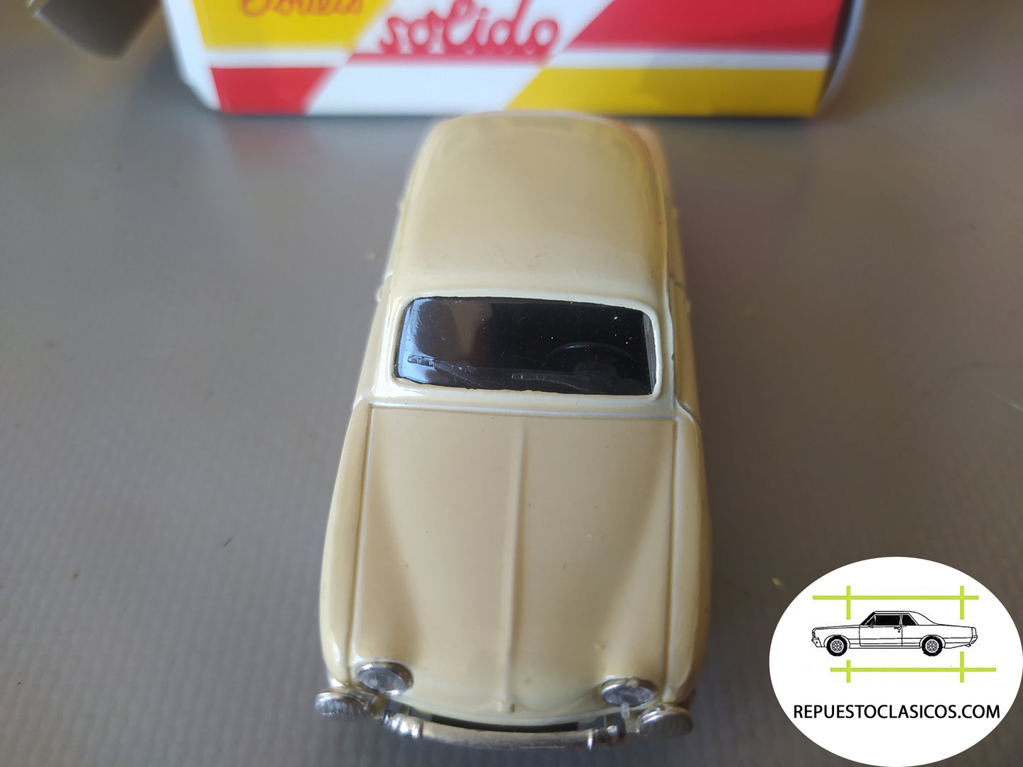 RENAULT DAUPHINE  escala 1/43