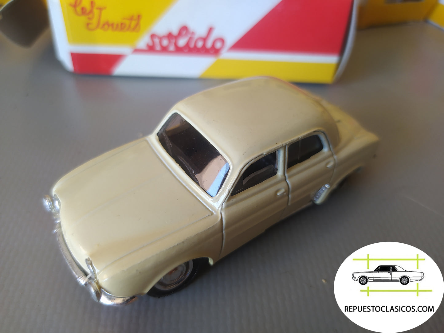 RENAULT DAUPHINE  escala 1/43