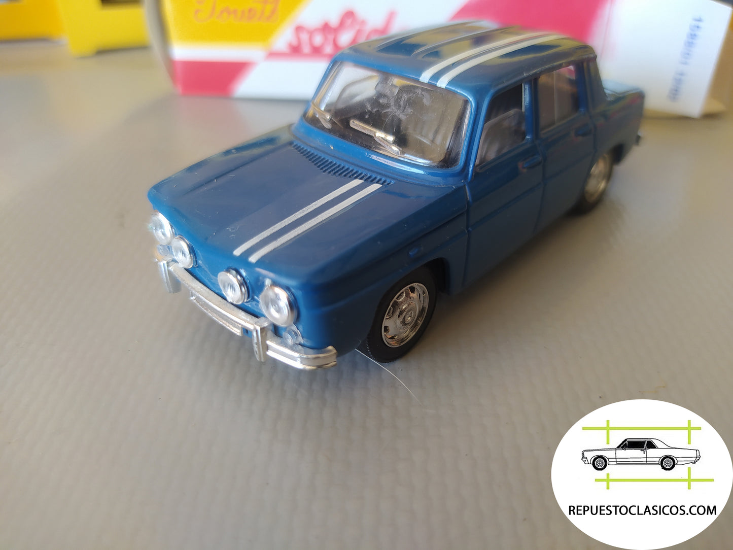 Renault 8   escala 1/43